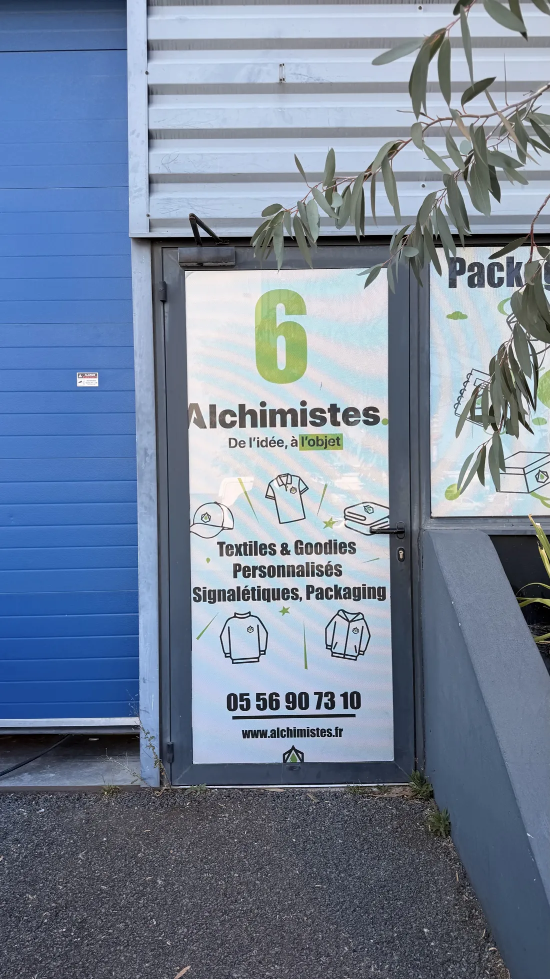 L’entrée de l’atelier Alchimistes, porte 6, à Cenon